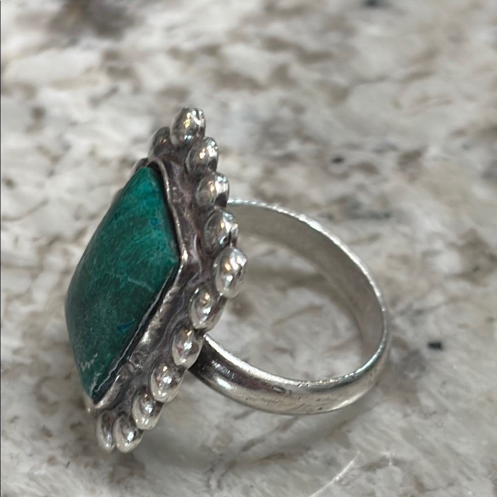 Elegant Silver and Green Stone Ring - Picture 7 of 14